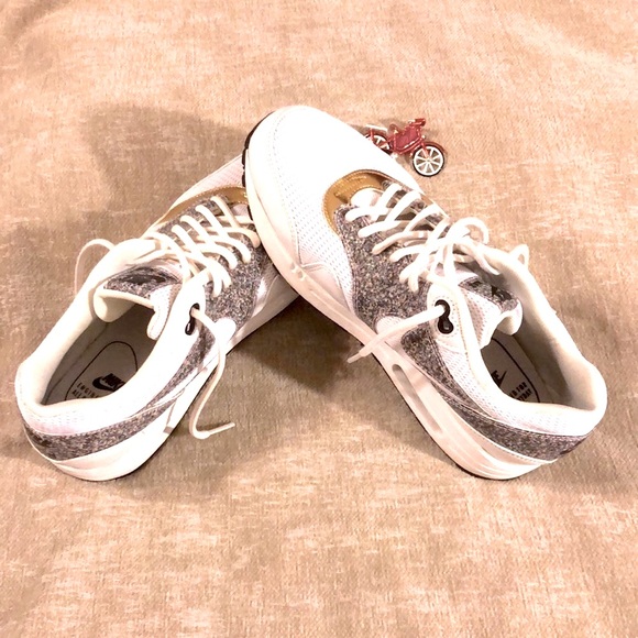 Nike Air Max 1 SE.    Like New Condition - Picture 3 of 9